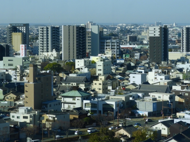 豊橋市の住宅街と高層・低層ビルが混在する市街景観。